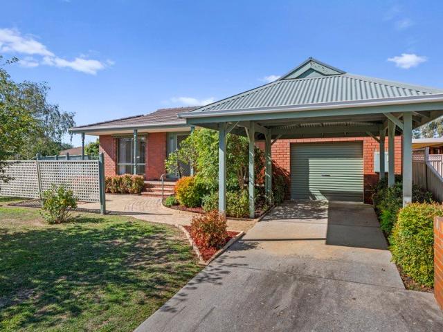 Charming Locally Built Townhouse in a Quiet Benalla Court Location