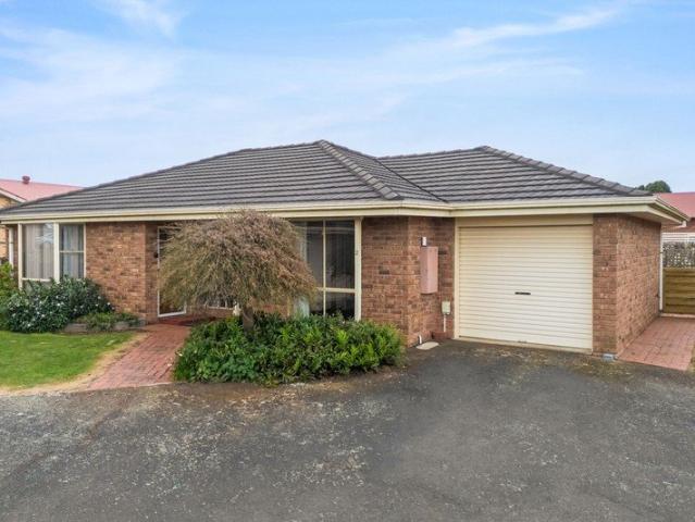 Charming, low maintenance living in a convenient location