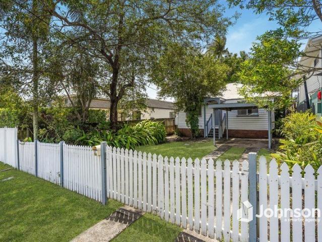 CHARMING LOW SET POST WAR HOME ON A 506M2 BLOCK IN WYNNUM WEST