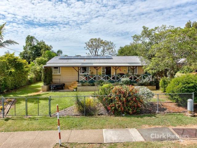 CHARMING LOWSET IN A CONVENIENT LOCATION