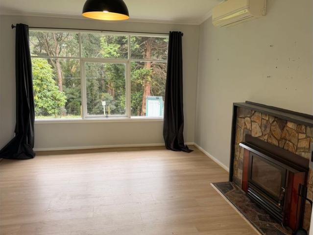 Charming Menzies Creek Home with Puffing Billy in your backyard