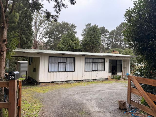 Charming Menzies Creek Home with Puffing Billy in your backyard