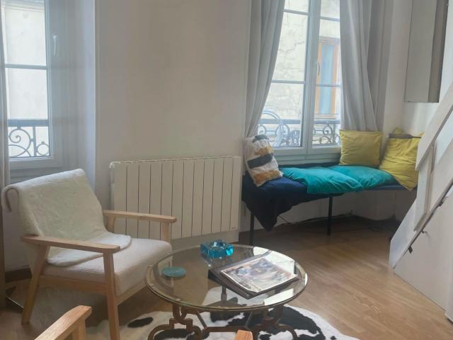 Charming Mezzanine Studio in the Heart of Paris – All Inclusive, Paris Amsterdam Apartments for Rent