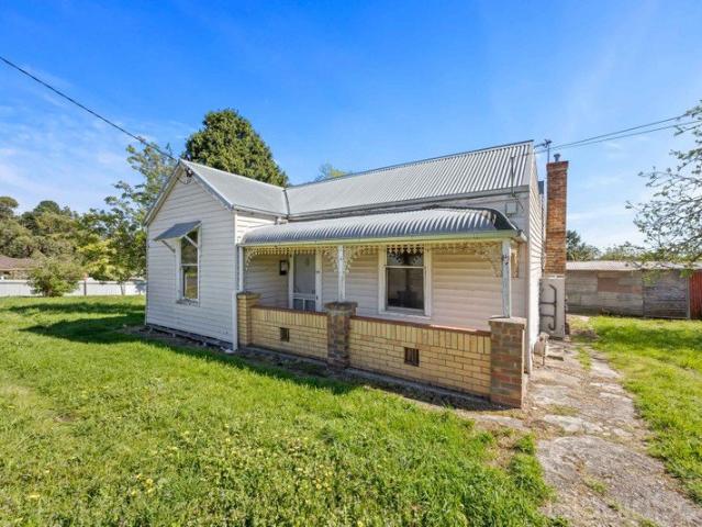 Charming Miners Cottage in Central Creswick Rent includes gardening