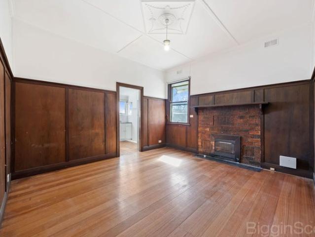 Charming Miners Cottage in Central Creswick Rent includes gardening