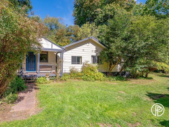 CHARMING MINERS COTTAGE ON OVER AN ACRE WITH MUDBRICK STUDIO AND FRONTAGE TO THE YARRA RIVER