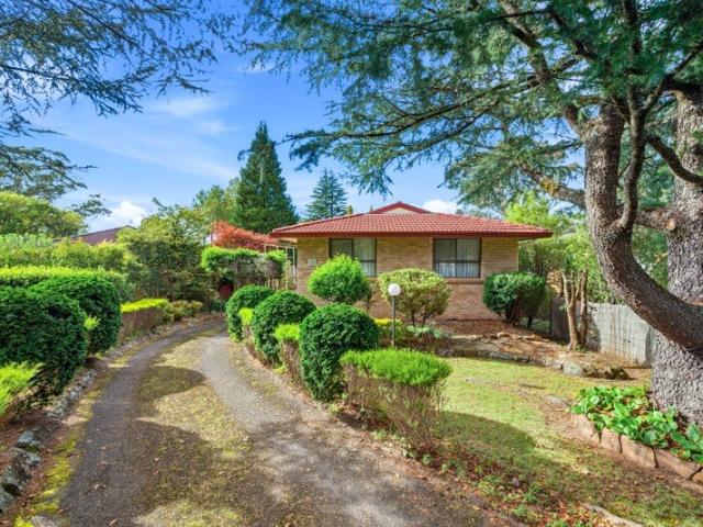 CHARMING MID CENTURY MODERN HOME IN SOUGHT AFTER LOCATION