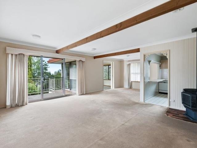 CHARMING MID CENTURY MODERN HOME IN SOUGHT AFTER LOCATION