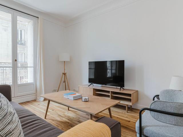 Charming Montmartre One Bedroom Retreat, Paris Amsterdam Apartments for Rent