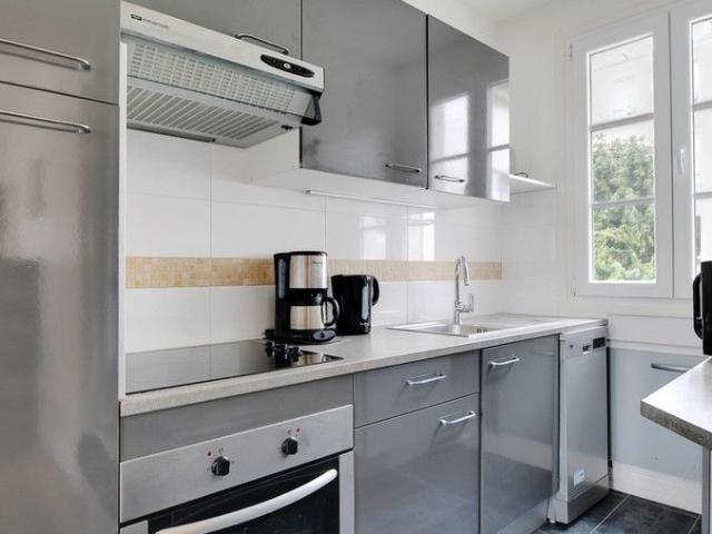 Charming Montmartre Getaway: Spacious Studio near Sacré Coeur with Parisian Charm