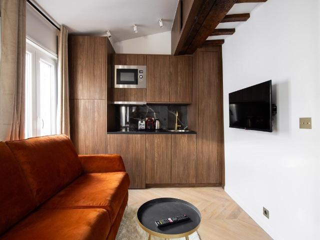 Charming Montmartre Studio with AC near Sacré Cœur, Paris Amsterdam Apartments for Rent