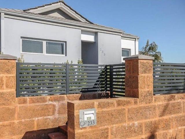 Charming Modern Residence in Suffolk Park Estate: 233 Suffolk Street, Caversham