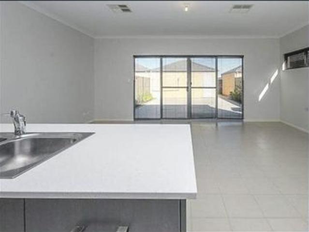 Charming Modern Residence in Suffolk Park Estate: 233 Suffolk Street, Caversham