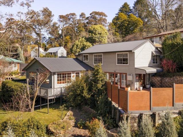Charming Mountain Retreat with Flexible Living & Beautiful Established Gardens