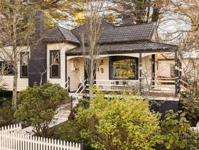 Charming Mountains Home in a Coveted South Leura Setting