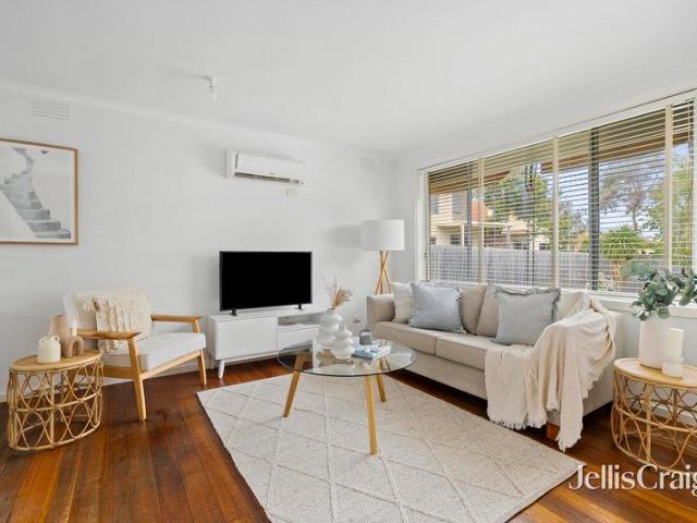 Charming, Move In Ready Unit Close to Beach and Shops