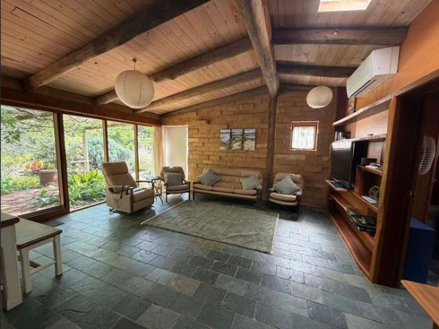 Charming Mudbrick Retreat close to town – 4 Bruce Street