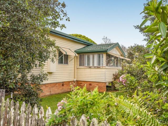 Charming Mullum home with water included