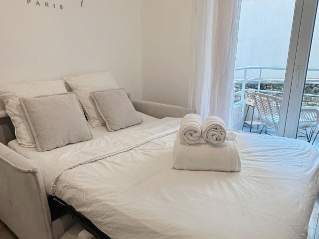 Charming New Studio with Balcony, 2 Minutes from the Metro