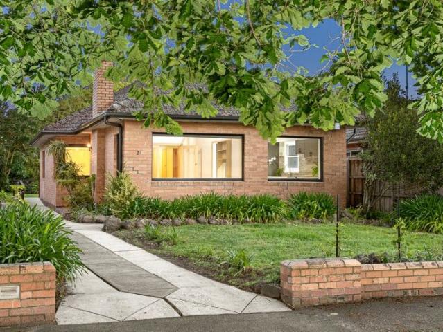 Charming Newington Classic Positioned To Perfection