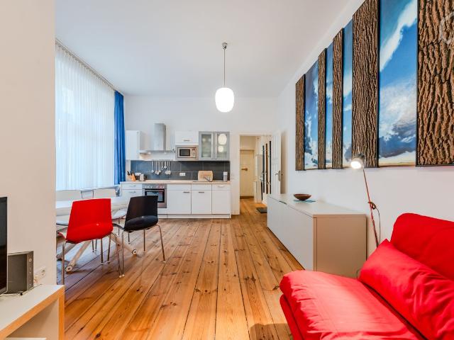Charming Old Building Apartment in Friedrichshain with Modern Features and Spacious Living Area, Berlin Amsterdam Apartments for Rent