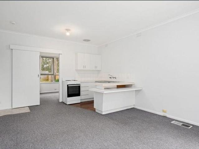Charming One Bedroom Unit with Spacious Backyard