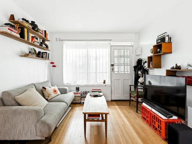 Charming One Bedroom Apartment with Courtyard!