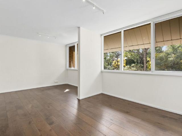 Charming One Bedroom Apartment with Mount Ainslie Views
