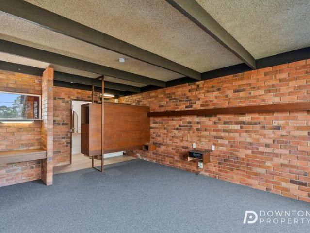 Charming One Bedroom Apartment with Stunning Views – West Hobart