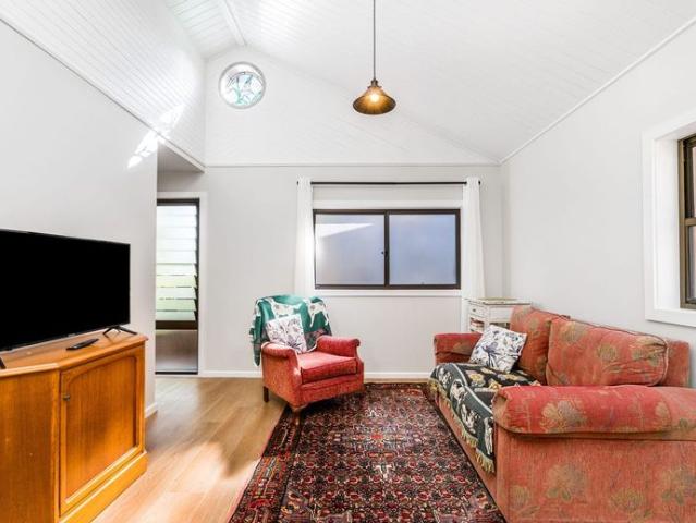Charming One Bedroom Cottage in Tranquil Possum Creek Setting