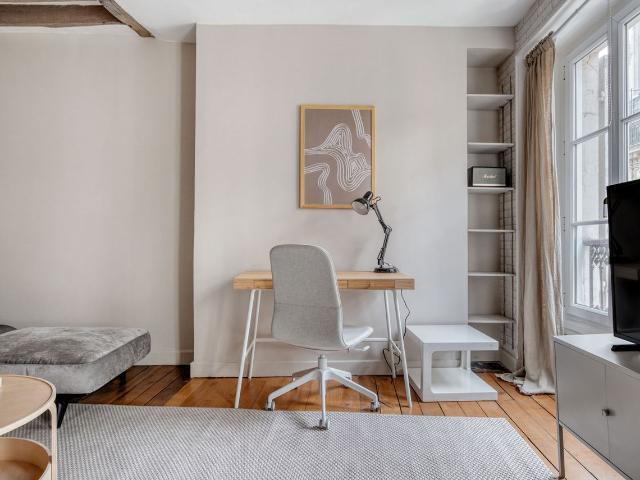 Charming One Bedroom Getaway in the Heart of Paris, Paris Amsterdam Apartments for Rent