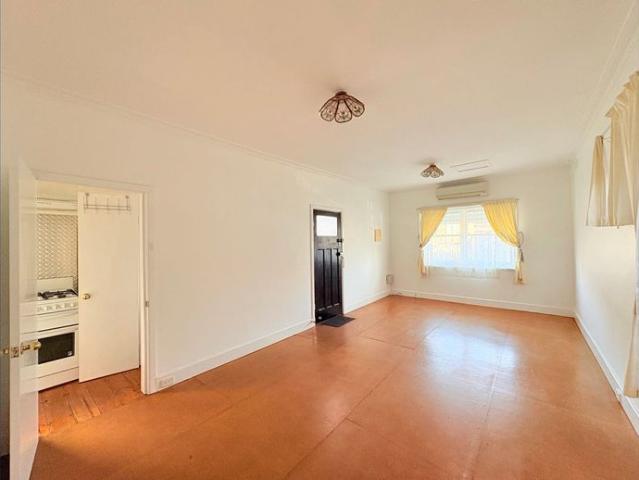 Charming One Bedroom Home with Garden and Parking