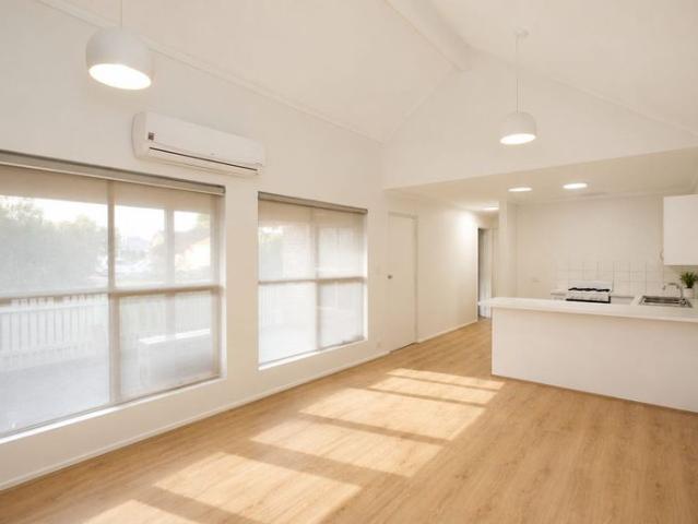 Charming One Bedroom Homette in the Heart of Largs Bay