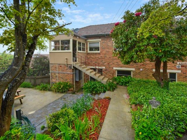 Charming One Bedroom Leura Unit in a Quiet Complex