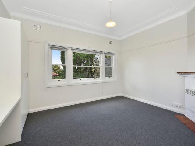 Charming One Bedroom Leura Unit in a Quiet Complex