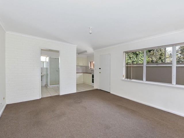 CHARMING ONE BEDROOM RETEAT IN BRUNSWICK WEST