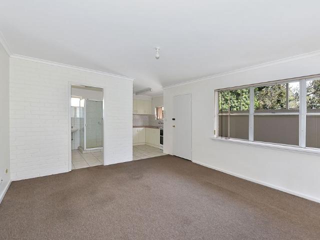 CHARMING ONE BEDROOM RETEAT IN BRUNSWICK WEST