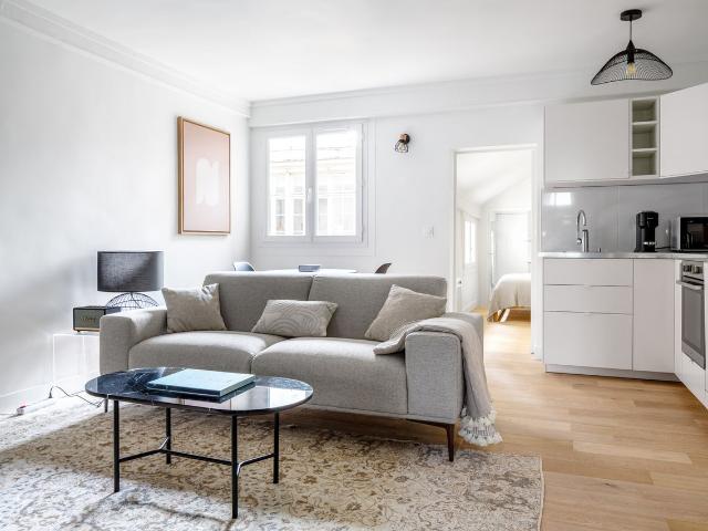 Charming One Bedroom Retreat in Paris Arsenal, Paris Amsterdam Apartments for Rent