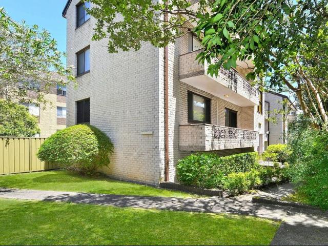 Charming open plan 2 bedroom beauty!