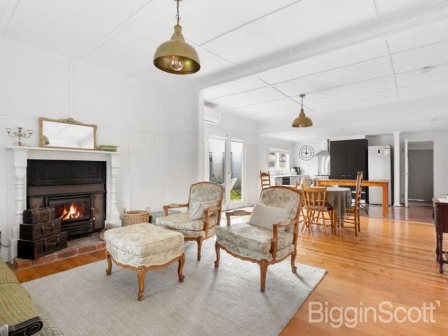 CHARMING PARTLY FURNISHED COTTAGE IN CENTRAL LOCATION