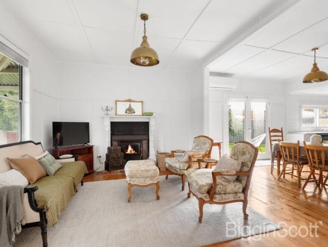 CHARMING PARTLY FURNISHED COTTAGE IN CENTRAL LOCATION
