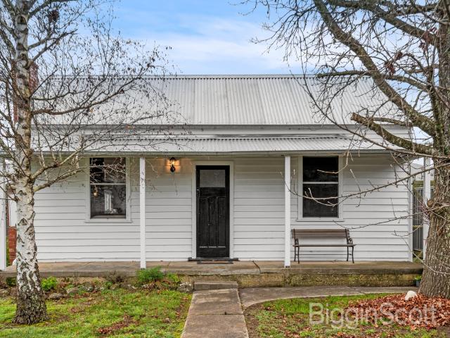 CHARMING PARTLY FURNISHED COTTAGE IN CENTRAL LOCATION