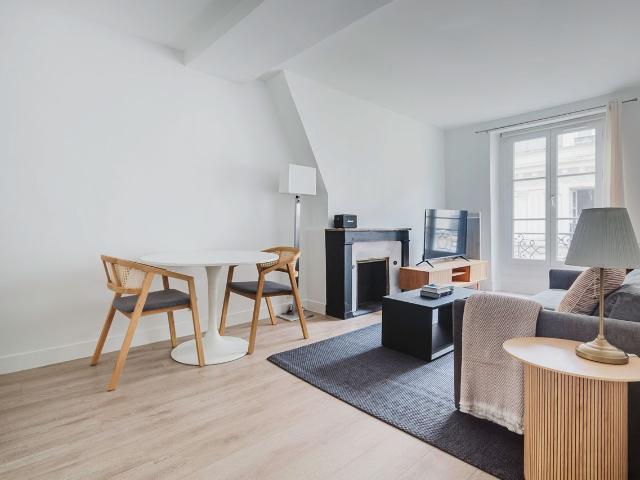 Charming Parisian 1 Bedroom in Saint Thomas d'Aquin, Paris Amsterdam Apartments for Rent