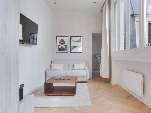 Charming Parisian Duplex: Live Comfortably from Day One, Paris Amsterdam Apartments for Rent