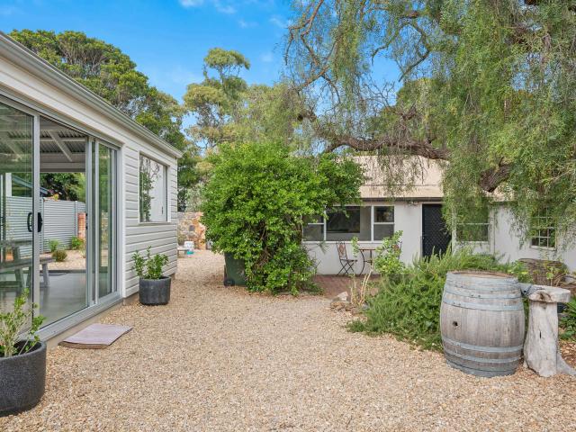 Charming Peppertree Cottage in Idyllic Location