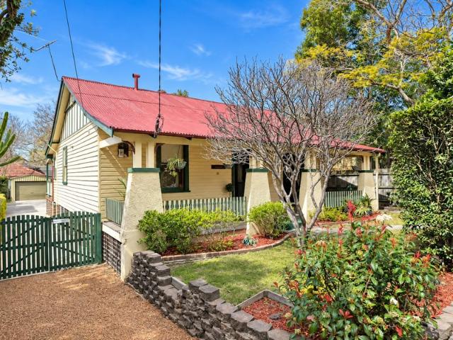 Charming Period Residence on an Expansive 695sqm+ Parcel in an Ultra Convenient Peninsula Setting