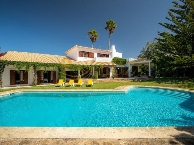 Charming Portuguese Villa with Sea Views in Luz 172m² Luz