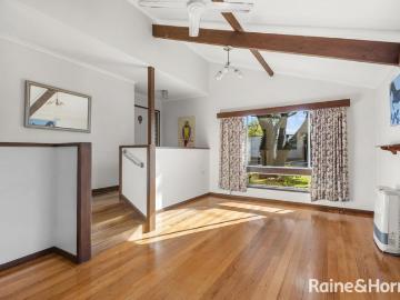 Charming Post Modernist Home in Kyneton