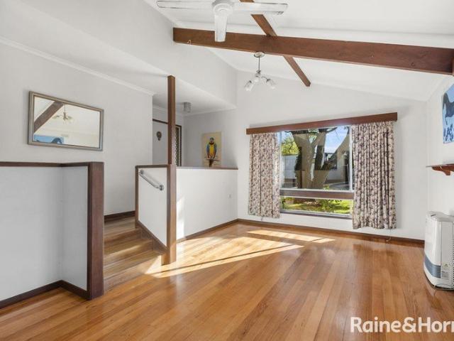 Charming Post Modernist Home in Kyneton