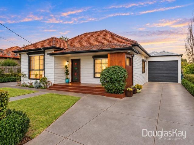 Charming Profile In Heart of Sunshine. Versatile Turnkey Dual Living &/or Home Business